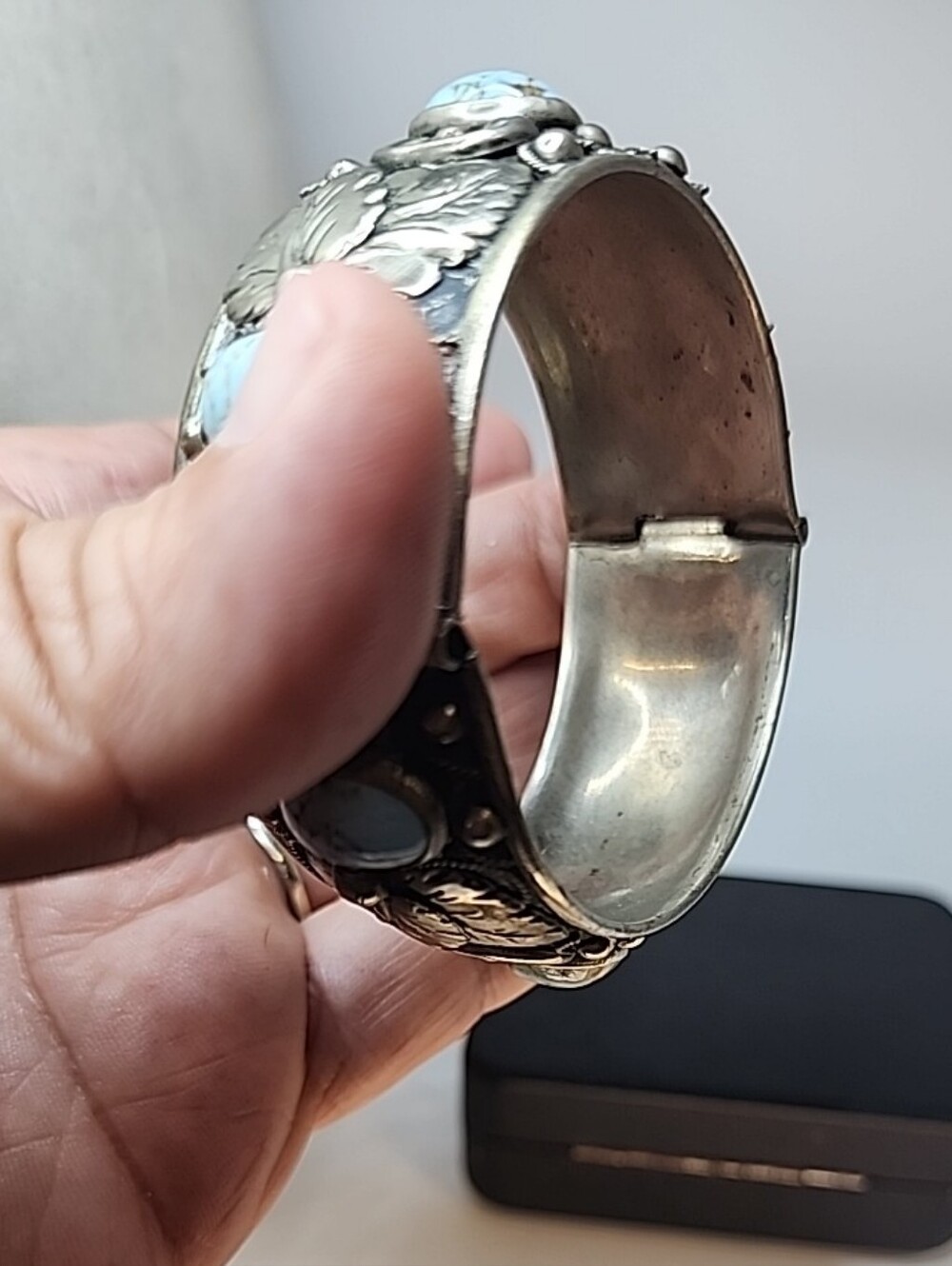 Vintage Cuff Bracelet W/Turquoise Cabochons & Silver Embossed Leafs - Picture 5 of 10